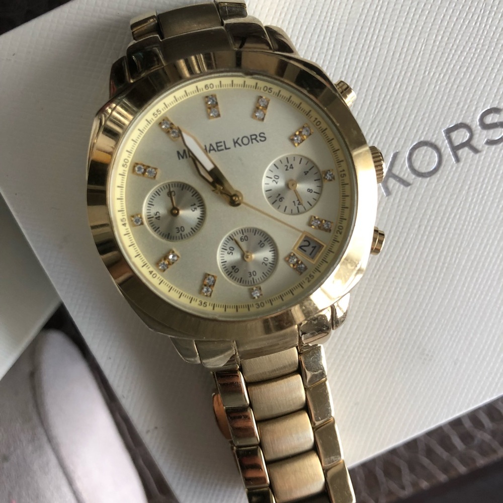 Can’t locate this piece. Removed from closetGold color Michael Kors watch.Used.